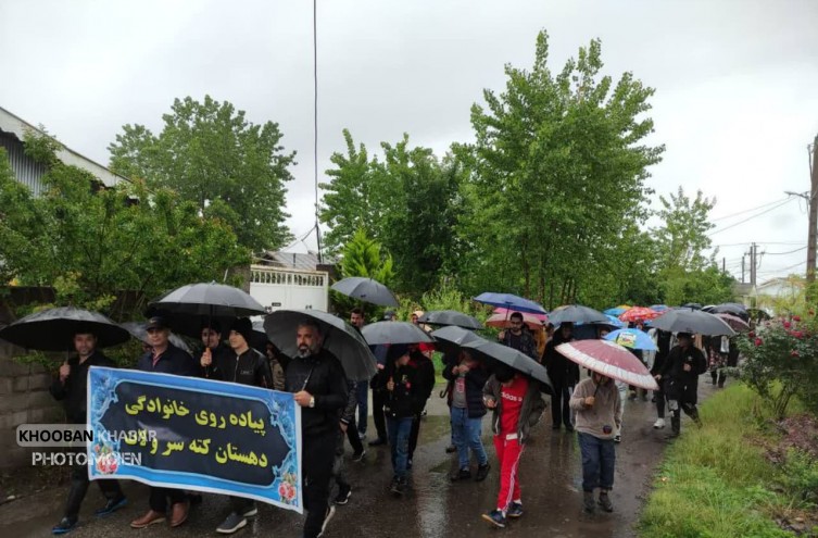 استقبال مردم از همایش پیاده روی خانوادگی در یک روز بارانی